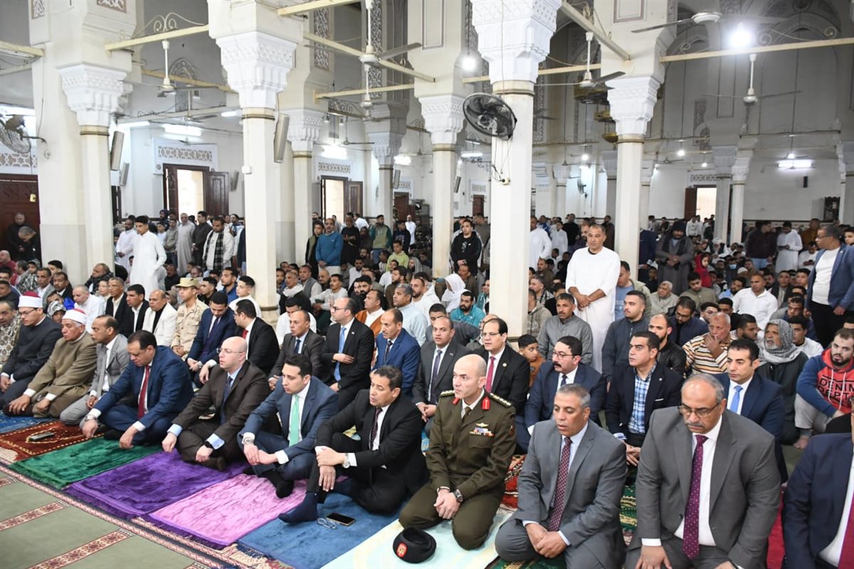 محافظ الفيوم يؤدي صلاة عيد الفطر المبارك بمسجد ناصر الكبير<br>