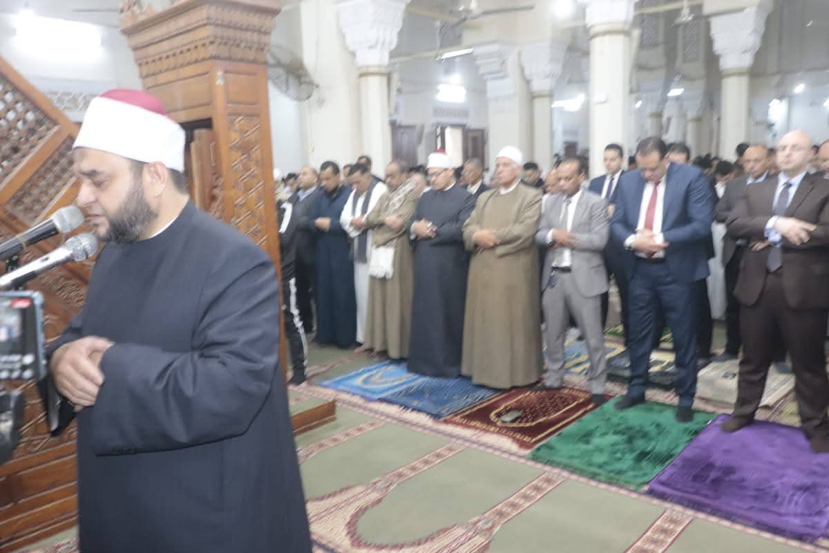 محافظ الفيوم يؤدي صلاة عيد الفطر المبارك بمسجد ناصر الكبير<br>