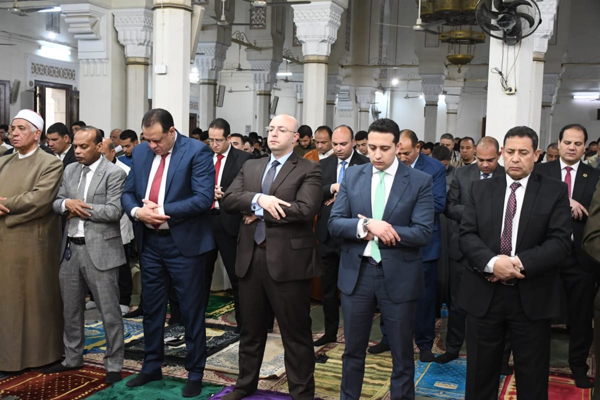 محافظ الفيوم يؤدي صلاة عيد الفطر المبارك بمسجد ناصر الكبير<br>