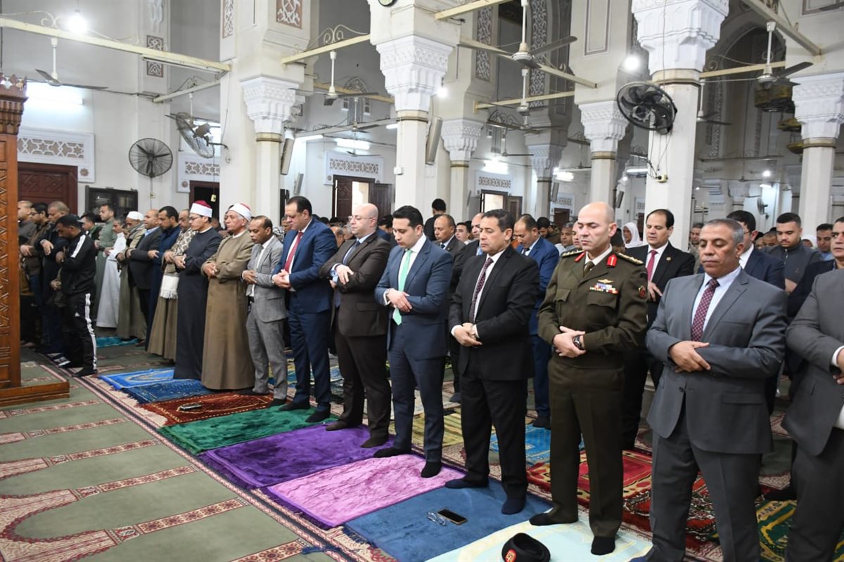 محافظ الفيوم يؤدي صلاة عيد الفطر المبارك بمسجد ناصر الكبير<br>