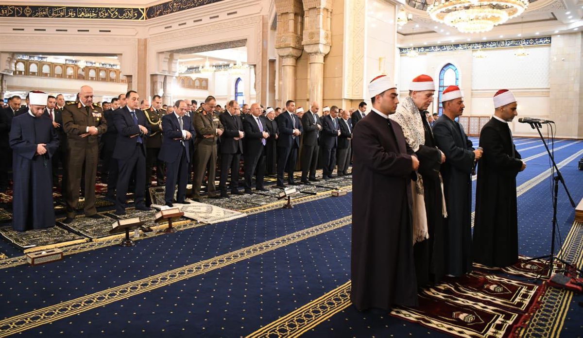الرئيس السيسي يؤدي صلاة العيد
