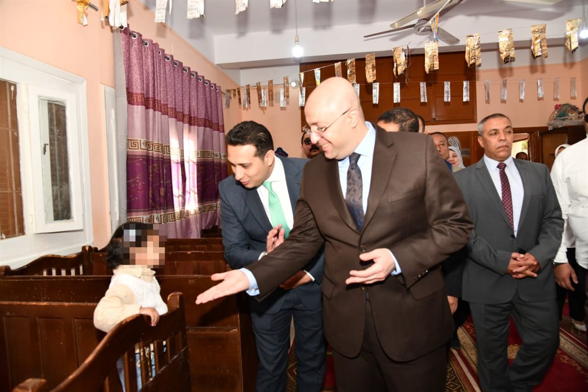 محافظ الفيوم يزور الأطفال الأيتام بجمعية تحسين الصحة لتهنئتهم بعيد الفطر المبارك
