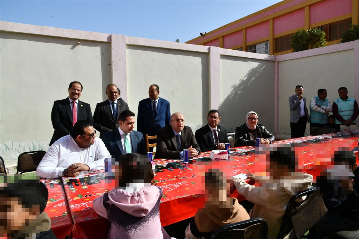 محافظ الفيوم يزور الأطفال الأيتام بجمعية تحسين الصحة لتهنئتهم بعيد الفطر المبارك