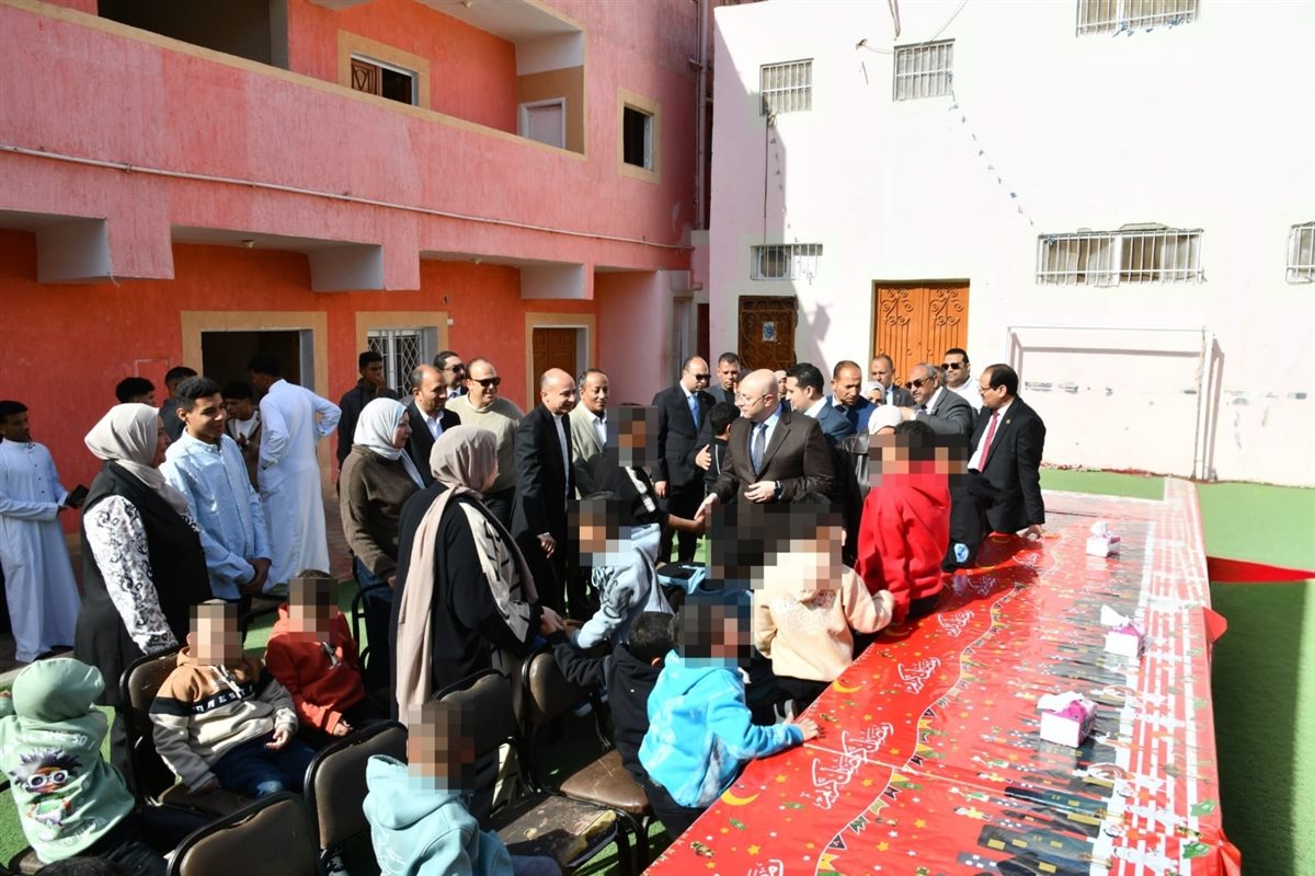 محافظ الفيوم يزور الأطفال الأيتام بجمعية تحسين الصحة لتهنئتهم بعيد الفطر المبارك