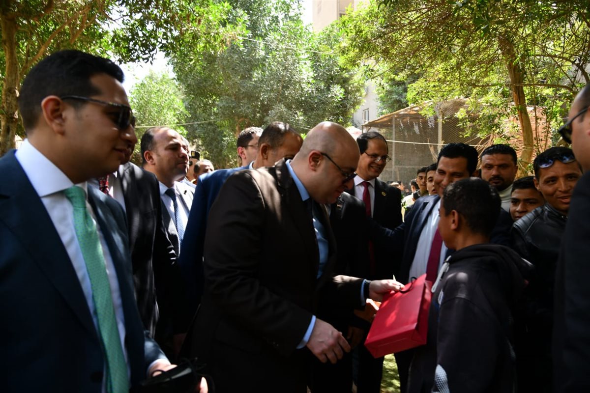 محافظ الفيوم يشارك المواطنين فرحة عيد الفطر.. ويوزع الهدايا على الأطفال بحديقة الحيوان