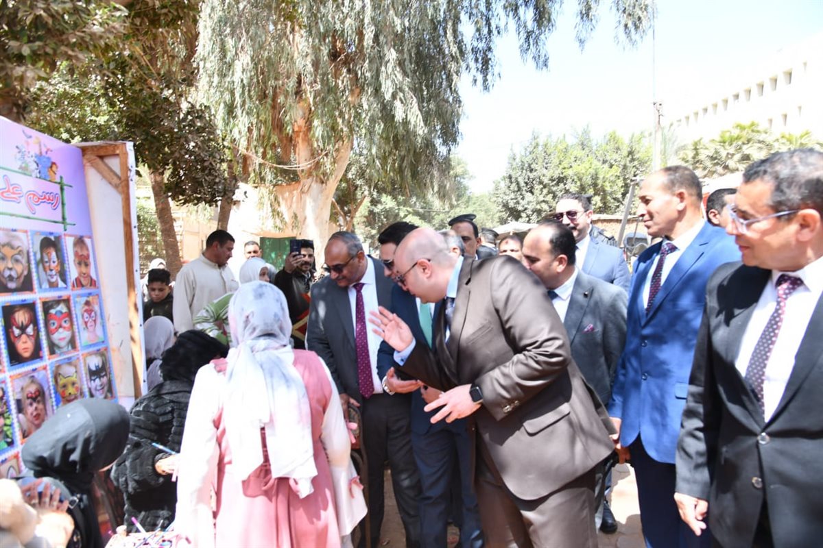 محافظ الفيوم يشارك المواطنين فرحة عيد الفطر.. ويوزع الهدايا على الأطفال بحديقة الحيوان