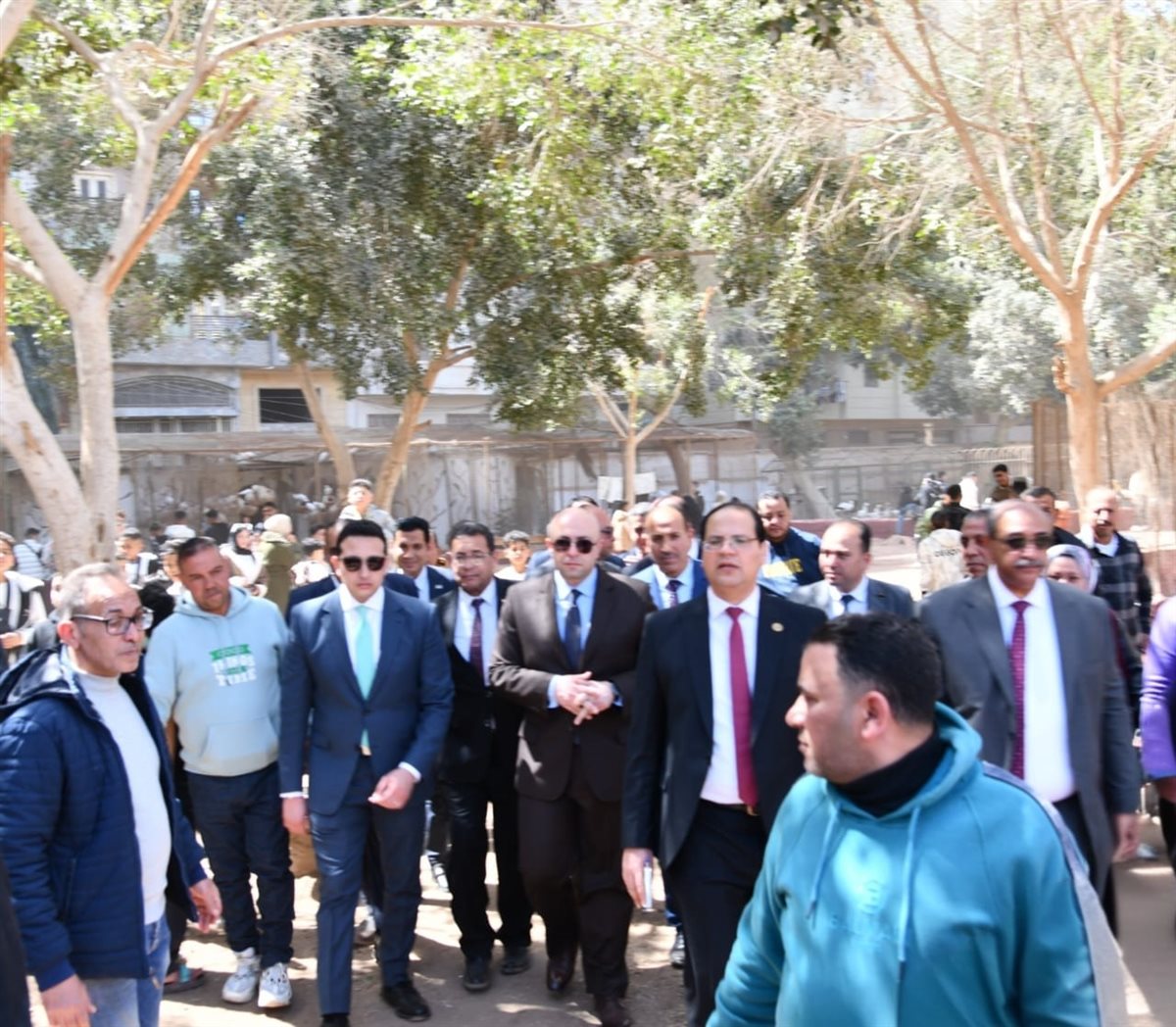 محافظ الفيوم يشارك المواطنين فرحة عيد الفطر.. ويوزع الهدايا على الأطفال بحديقة الحيوان