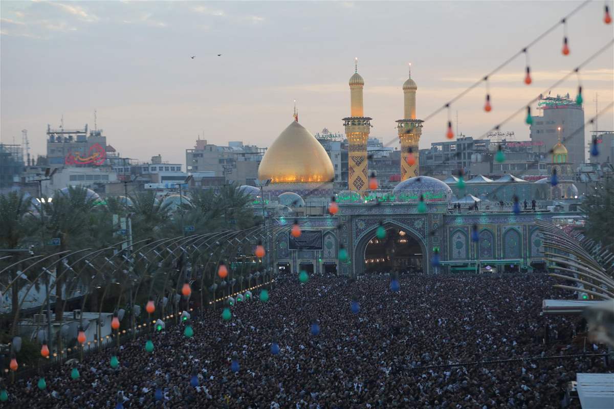 <strong>آلاف المصلين يحيون صلاة عيد الفطر في كربلاء</strong>