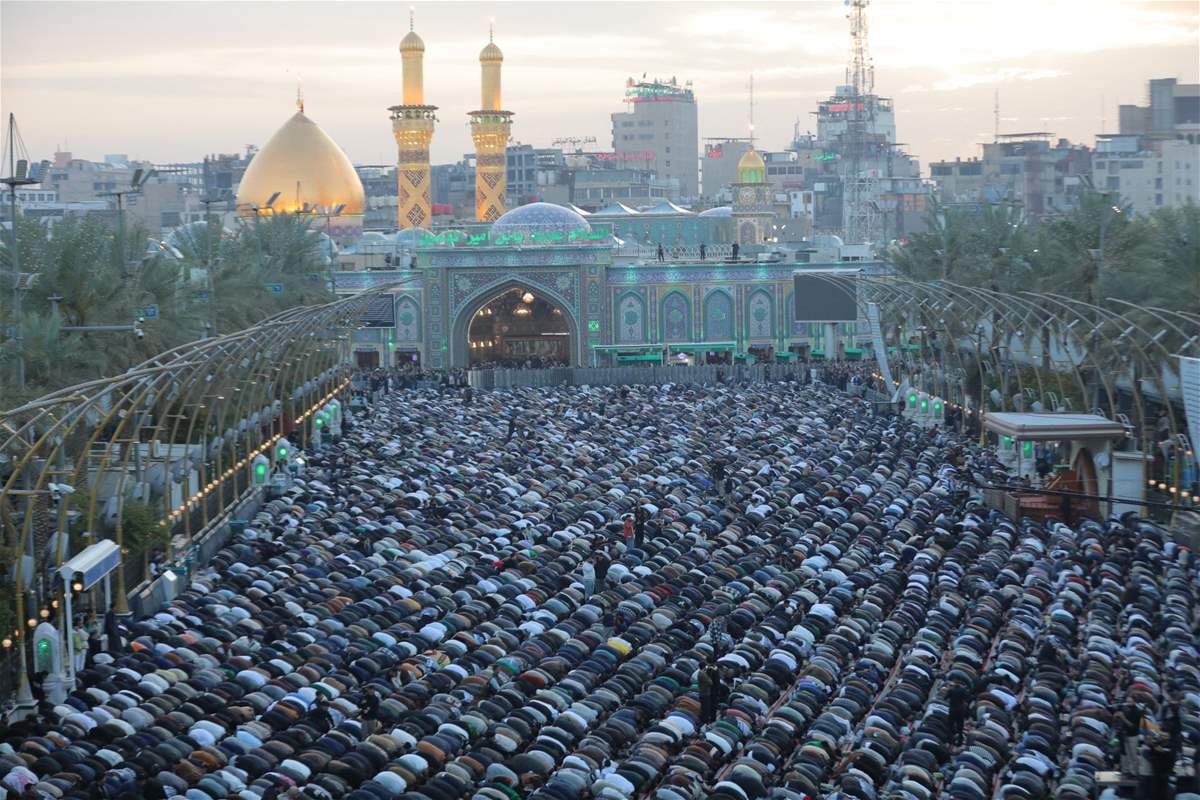 <strong>آلاف المصلين يحيون صلاة عيد الفطر في كربلاء</strong>