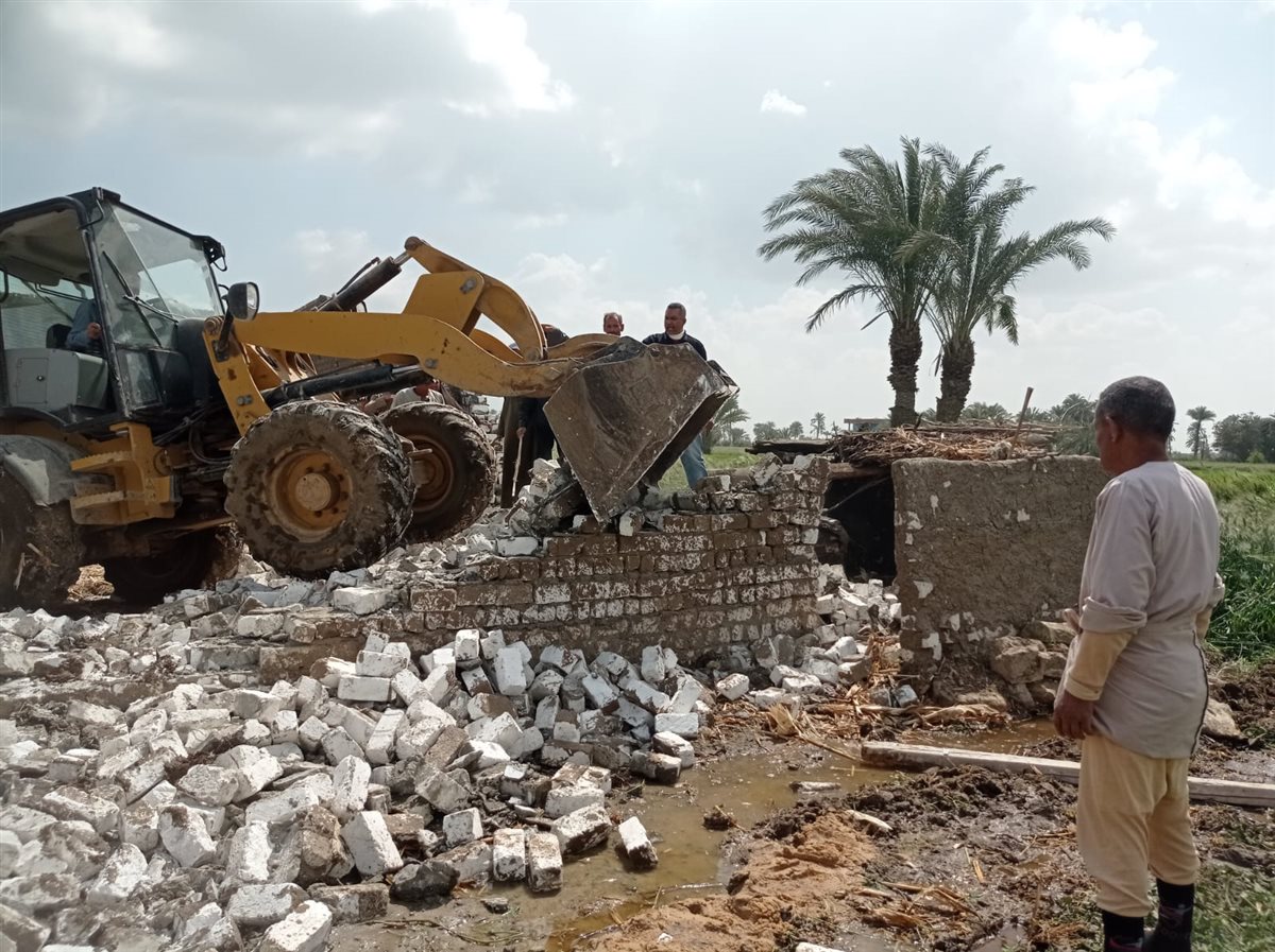 محافظ الفيوم: إزالة 71 حالة تعدٍ بالبناء المخالف على أملاك الدولة والأراضي الزراعية وداخل الحيز العمراني خلال إجازة عيد الفطر المبارك