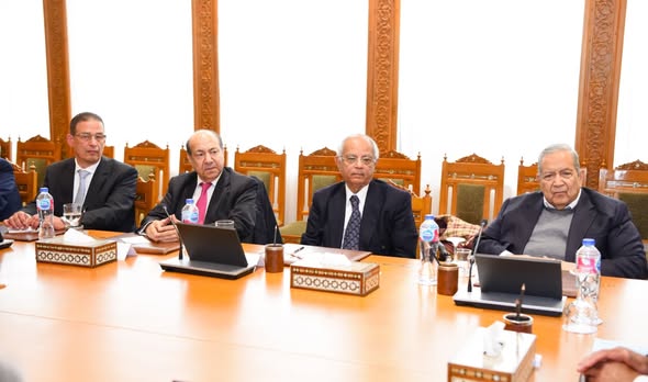 <strong>وزير الخارجية يلتقى مع مجموعة من السفراء المتقاعدين ويبحث محددات الموقف المصرى من التطورات الإقليمية</strong>