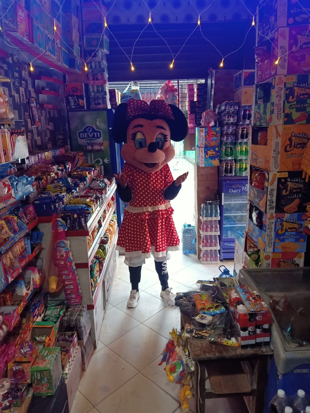 المجني عليه عبد الرحمن مرتديا ملابس ميكي