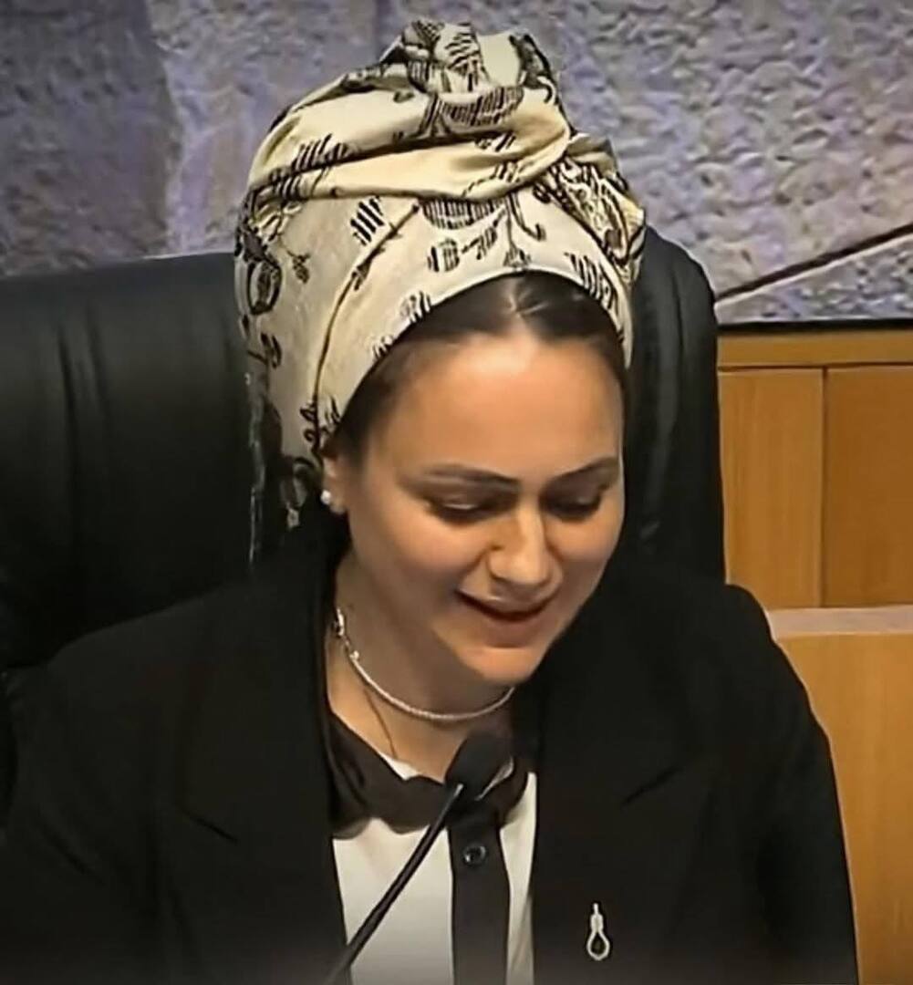 <strong>نواب متطرفون يرتدون دبابيس على شكل مشنقة </strong>