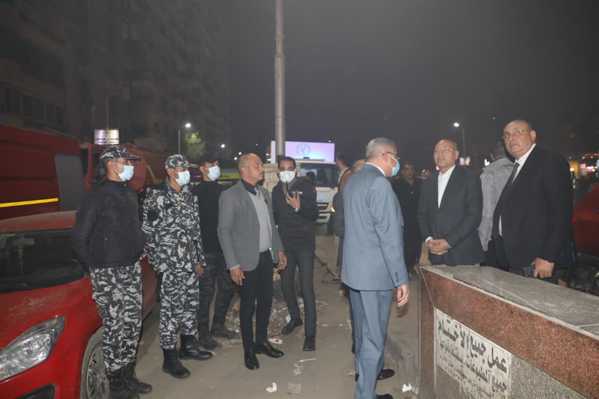 جانب من متابعة المحافظ لموقع الحريق