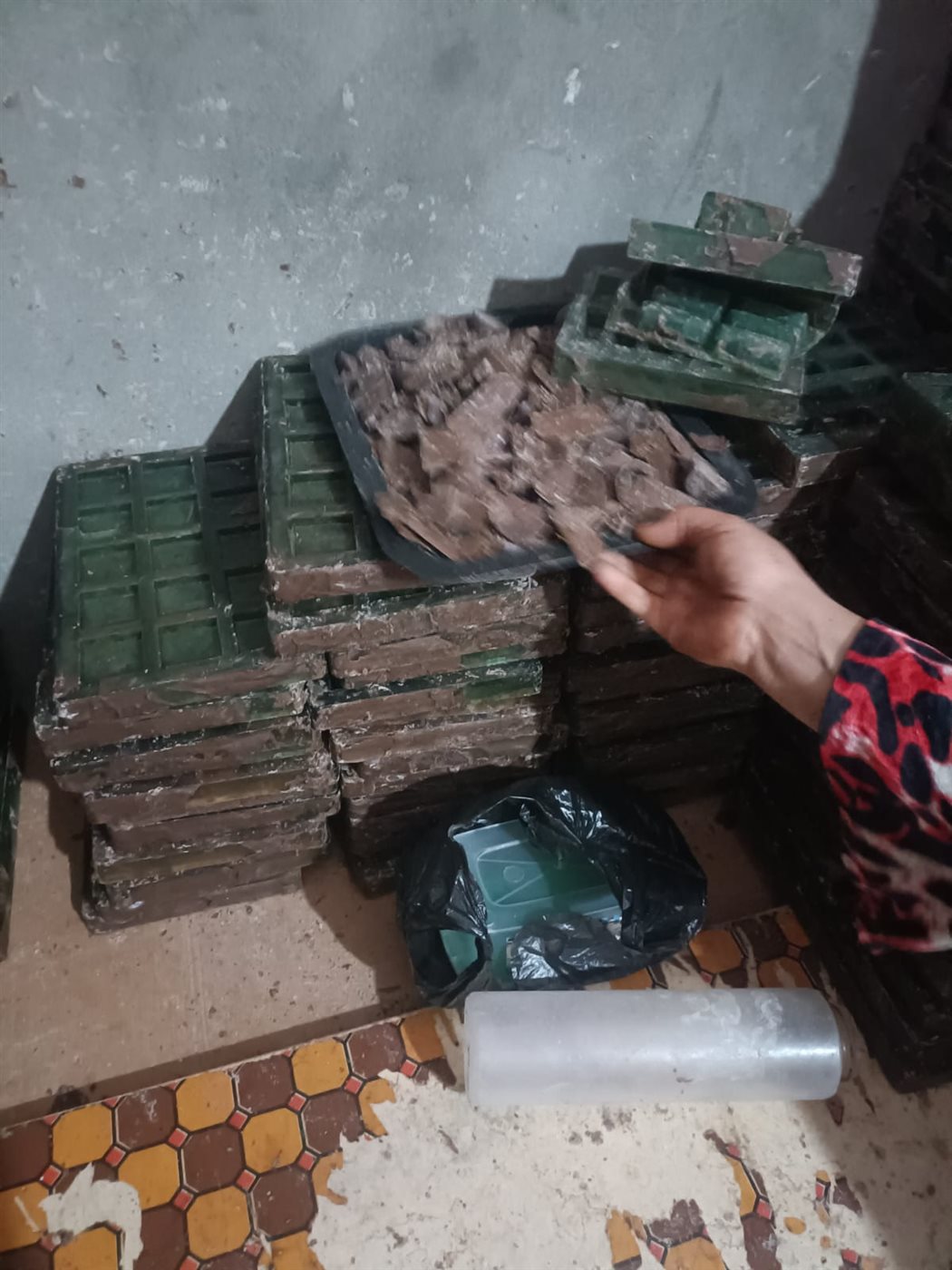 ضبط مصنع غير مرخص لتصنيع وتعبئة الشيكولاتة والتحفظ على 5739 قطعة بالفيوم&nbsp;