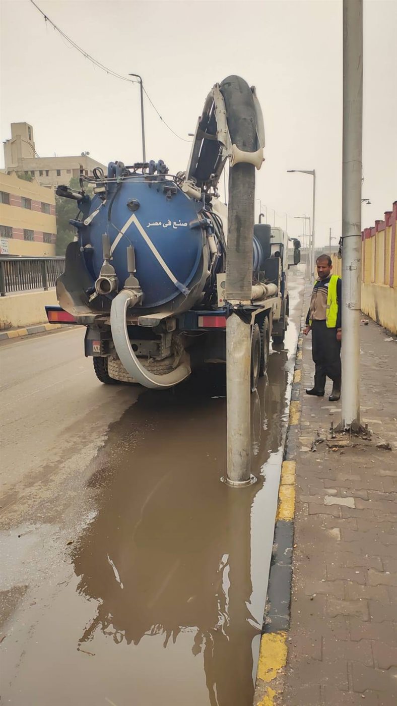جانب من متابعة شفط مياه الأمطار