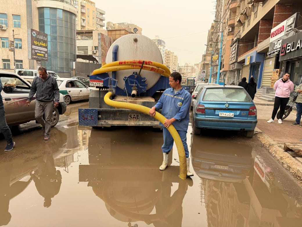 نائب محافظ الفيوم يتابع أعمال كسح مياه الأمطار بعدد من شوارع وأحياء المدينة&nbsp;