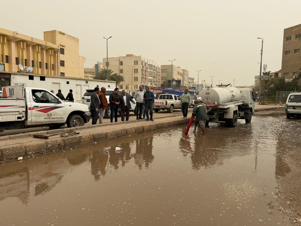 نائب محافظ الفيوم يتابع أعمال كسح مياه الأمطار بعدد من شوارع وأحياء المدينة&nbsp;