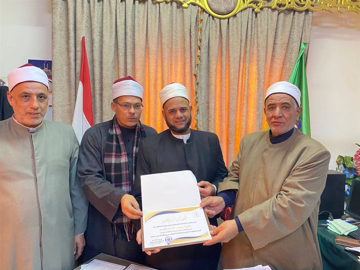 مدير أوقاف الفيوم يكرم الشيخ ربيع عبد الله عبدالفتاح تقديرًا لانضباطه الدعوي والعملية