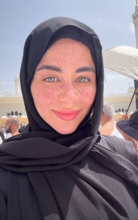 يارا السكري تؤدي مناسك العمرة