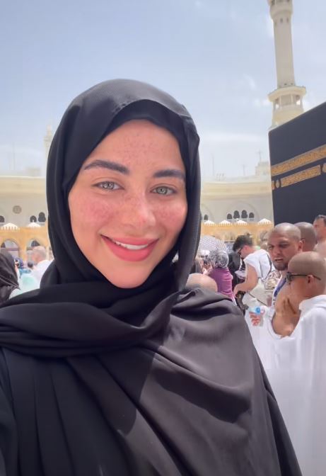 يارا السكري تؤدي مناسك العمرة