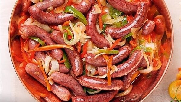 طريقة عمل السجق بالبصل والطماطم