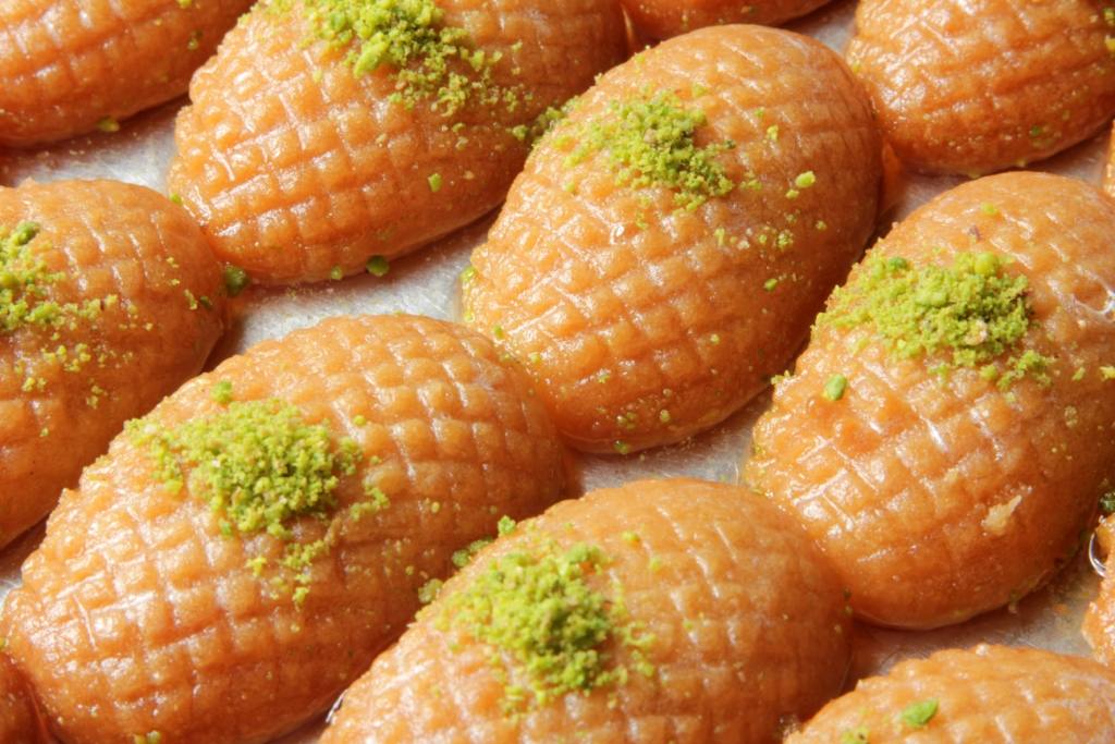 طريقة عمل رموش الست&nbsp;
