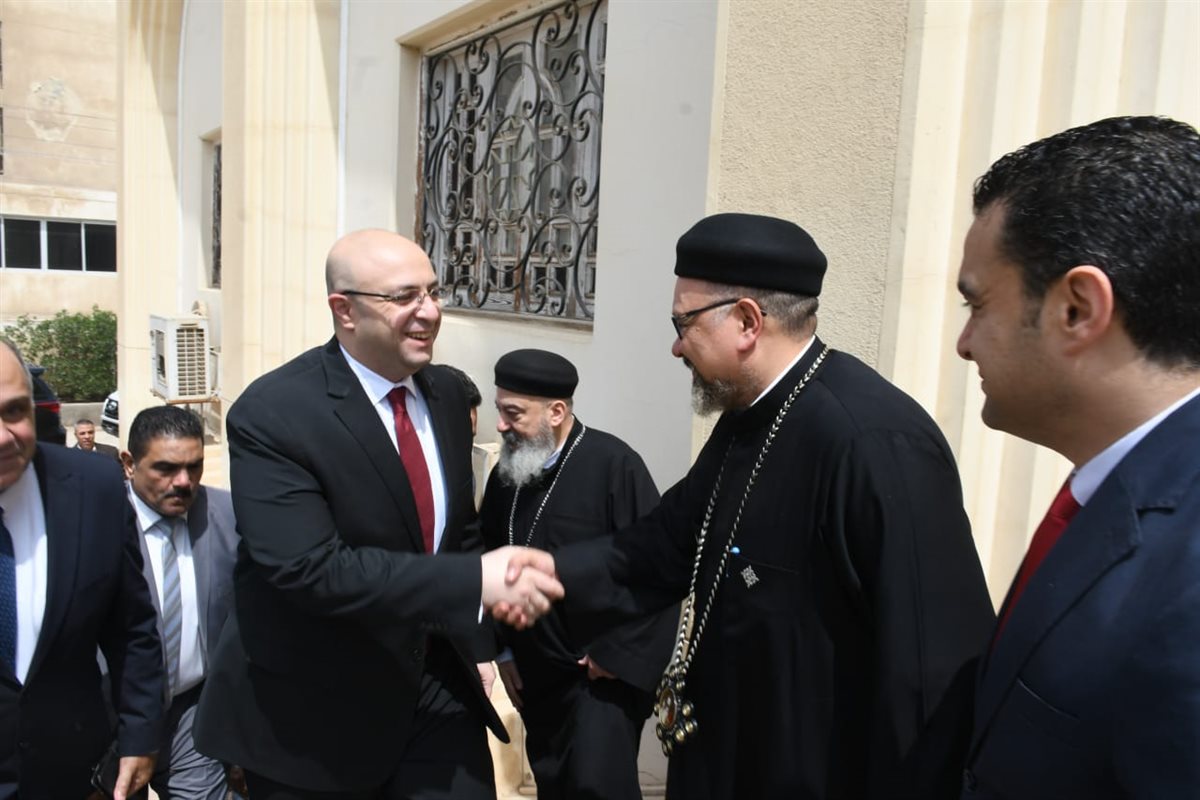 محافظ الفيوم يزور دير الأنبا إبرام بالعزب للتهنئة بعيد القيامة المجيد