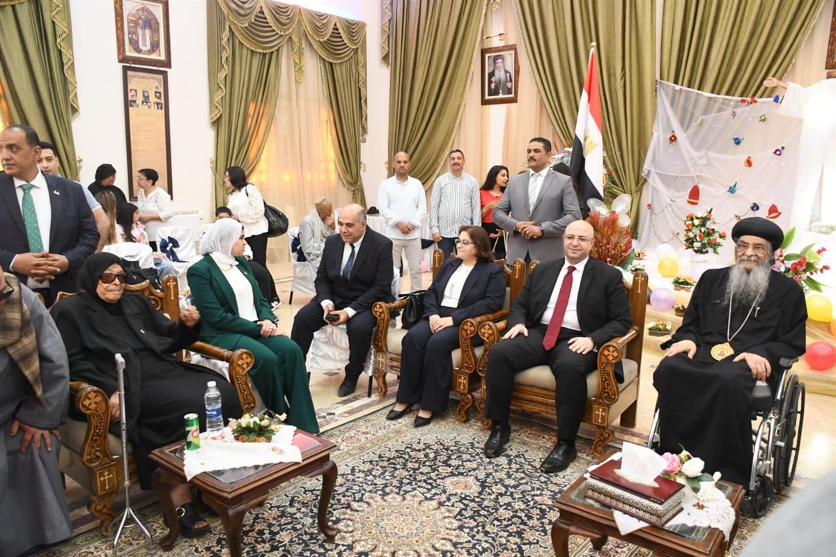 محافظ الفيوم يزور دير الأنبا إبرام بالعزب للتهنئة بعيد القيامة المجيد