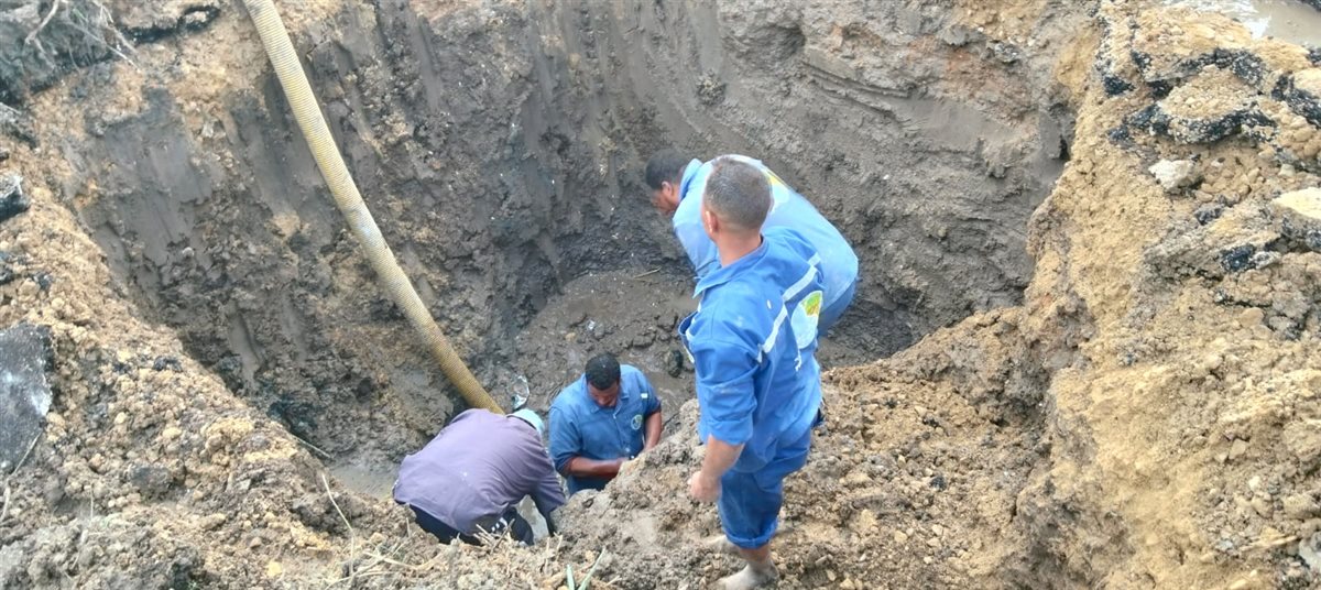 رئيس مياه الفيوم يتابع أعمال إصلاح خط مياه الشرب قطر 700 مم بمركز طامية