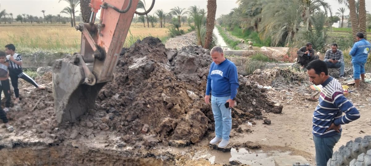 رئيس مياه الفيوم يتابع أعمال إصلاح خط مياه الشرب قطر 700 مم بمركز طامية