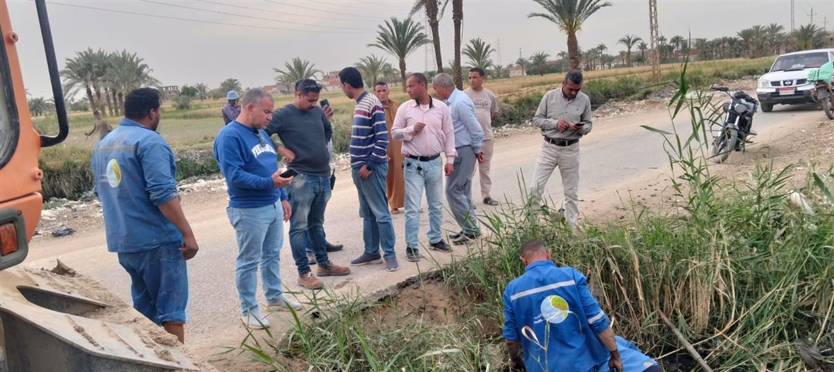 رئيس مياه الفيوم يتابع أعمال إصلاح خط مياه الشرب قطر 700 مم بمركز طامية