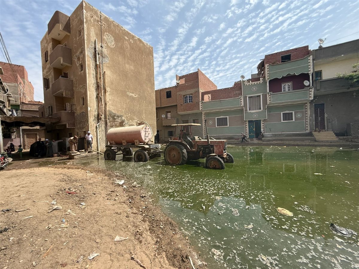 لليوم الثاني على التوالي.. محافظ الفيوم يتابع أعمال كسح تراكمات المياه بقرية السنباط