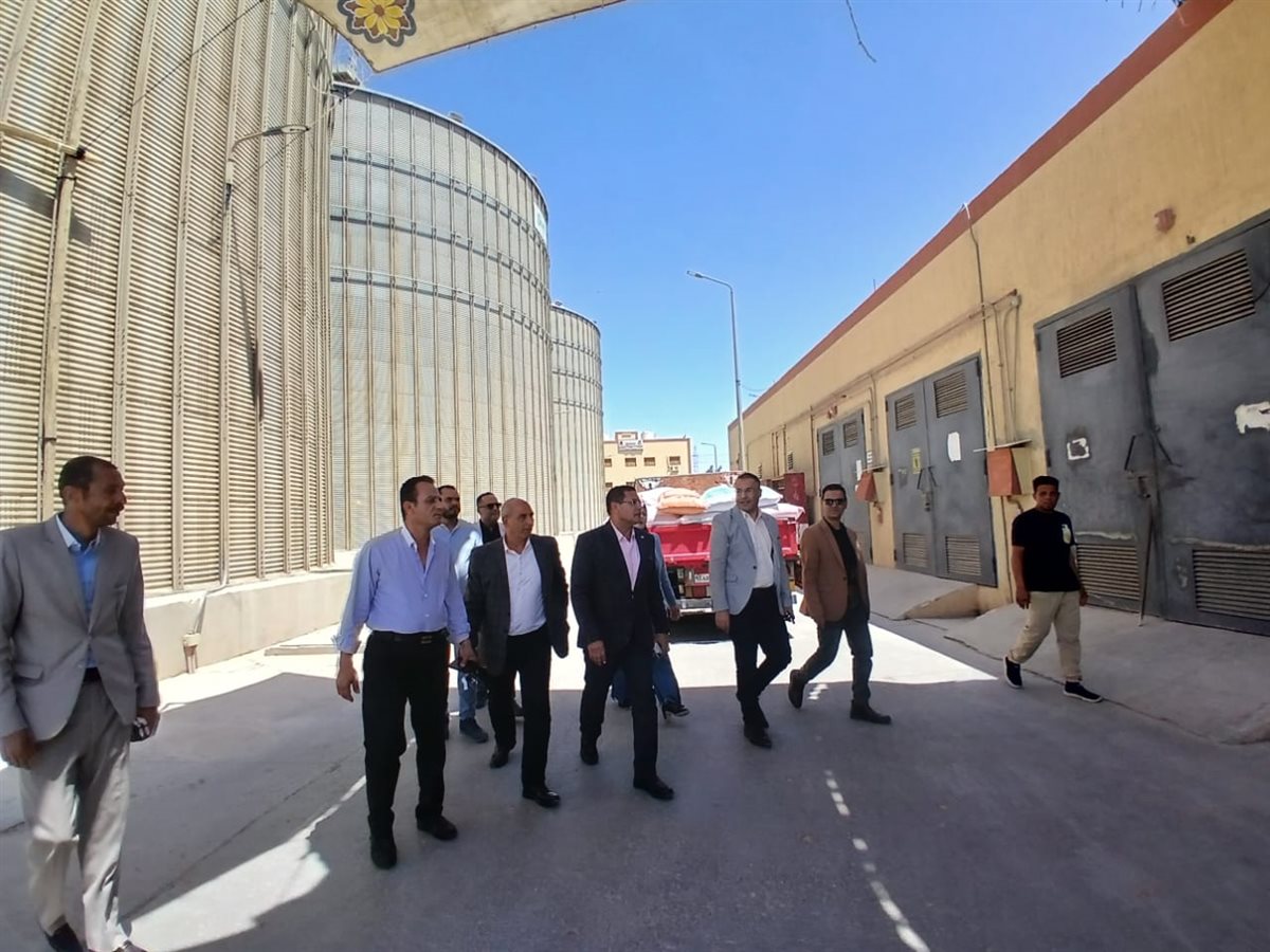السكرتير المساعد للفيوم يتابع أعمال توريد محصول القمح بصومعة طامية