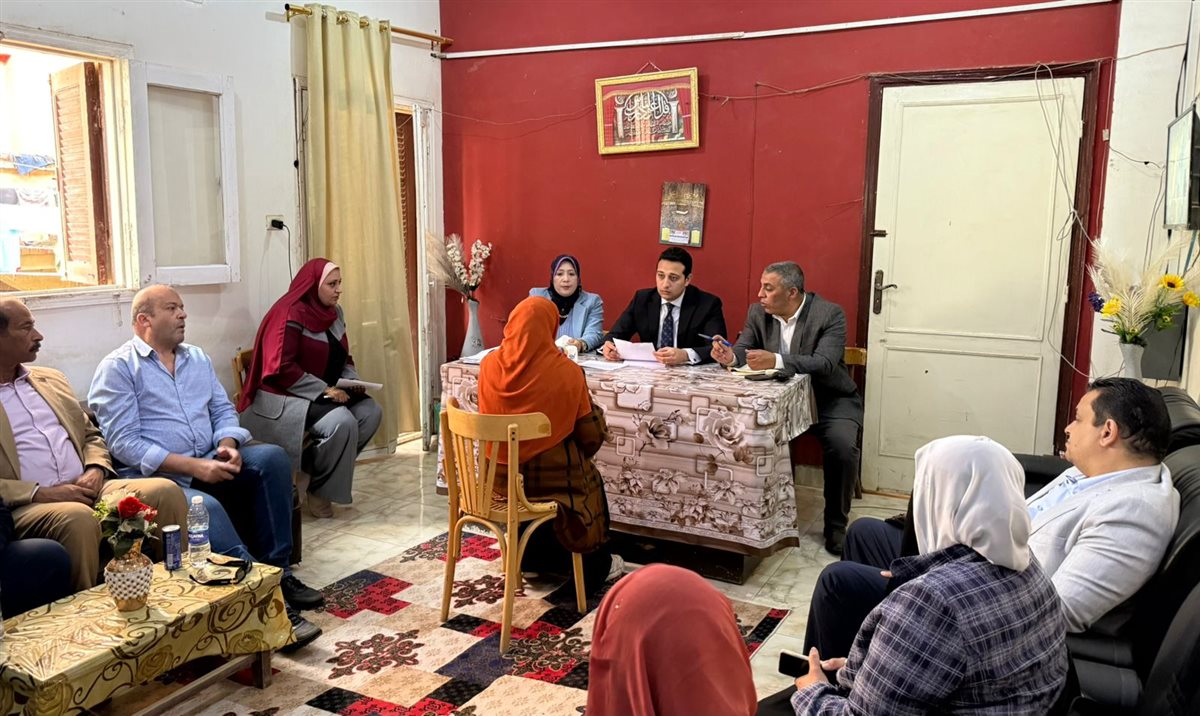 نائب محافظ الفيوم يلتقى 13 حالة ويبحث 33 طلب بلقاءً لخدمة المواطنين بقرية الشيخ فضل