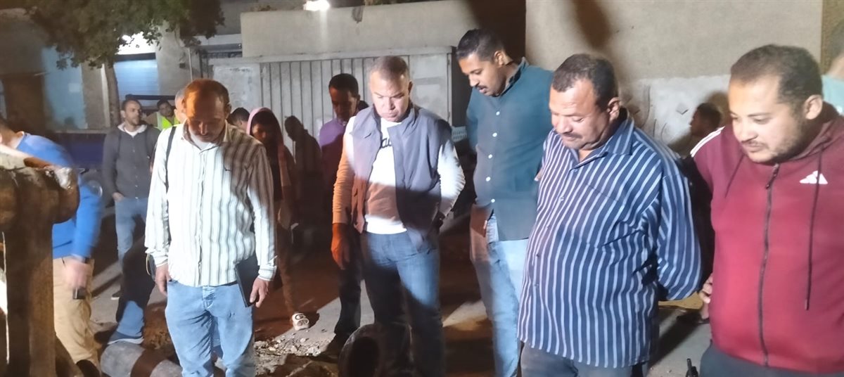 رئيس مياه الفيوم يترأس أعمال إصلاح خط طرد محطة رفع قحافة ويشيد بسرعة الانتهاء