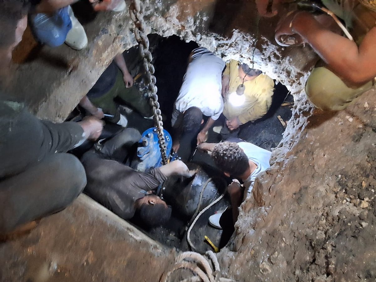 رئيس مياه الفيوم يترأس أعمال إصلاح خط طرد محطة رفع قحافة ويشيد بسرعة الانتهاء
