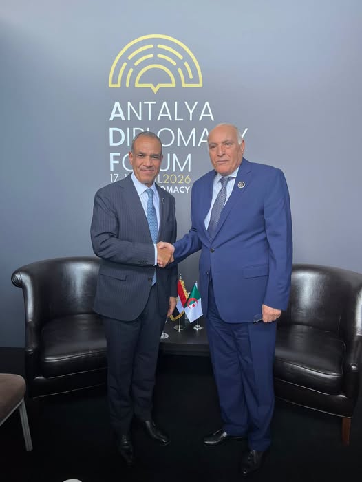 <strong>وزير الخارجية يلتقى مع نظيره الجزائري على هامش أعمال منتدى أنطاليا الدبلوماسى</strong>
