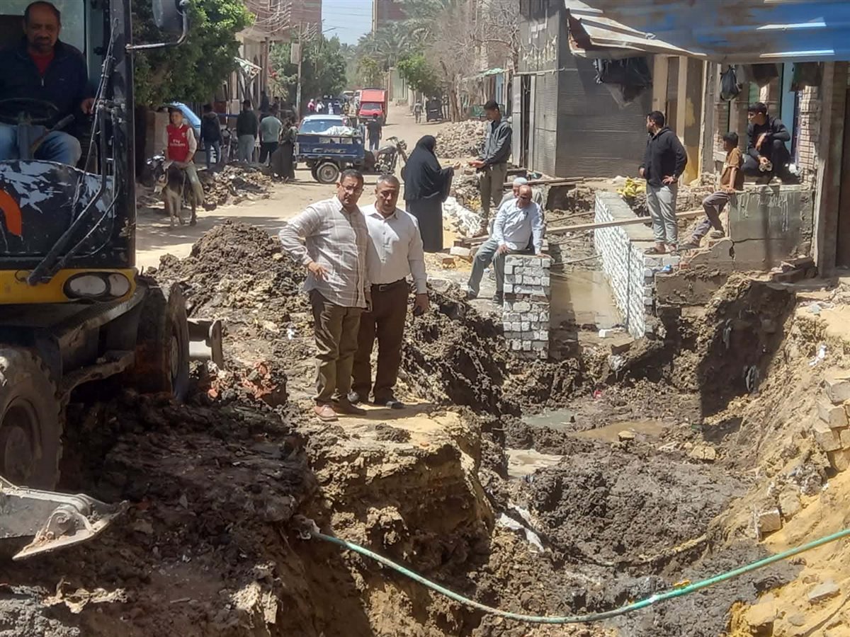 غنيم: انتهاء أعمال كسح تراكمات المياه وتسليك مواسيرالصرف الصحي بالسنباط ومناشي الخطيب