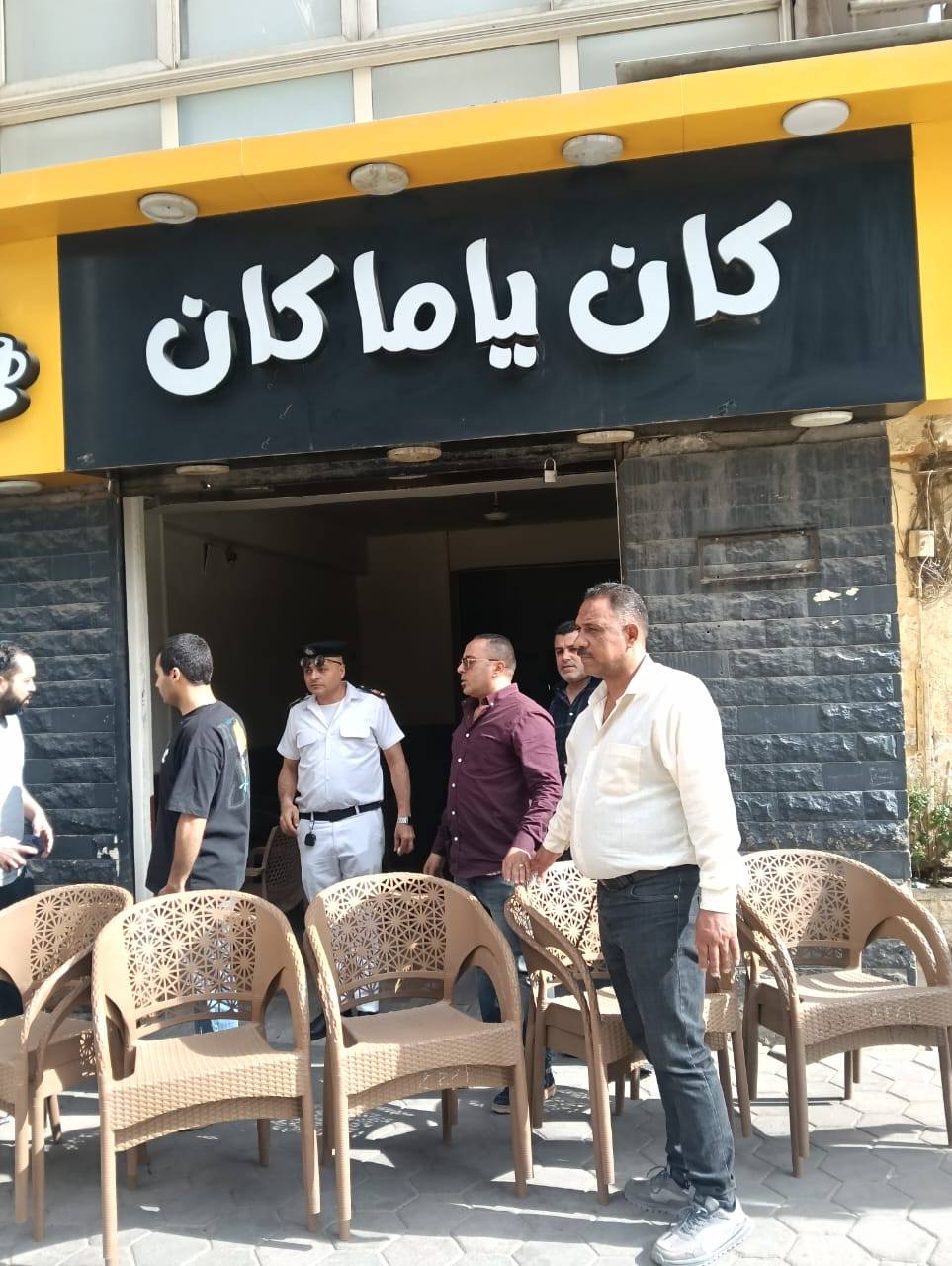 جانب من غلق وتشميع الكافيهات