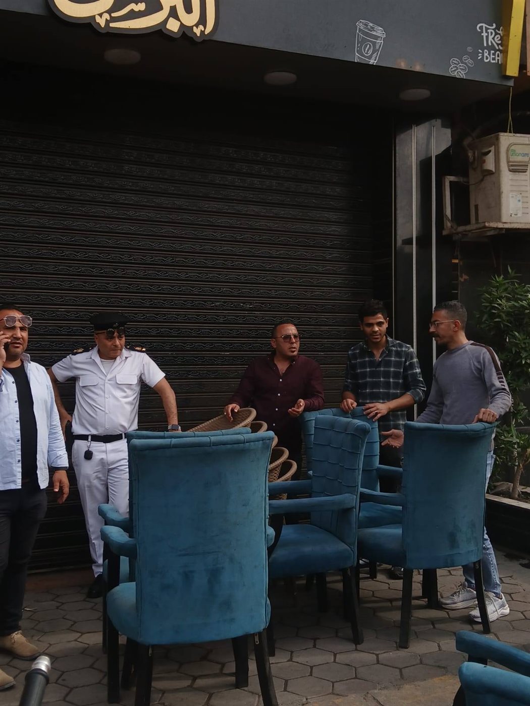 جانب من غلق وتشميع الكافيهات
