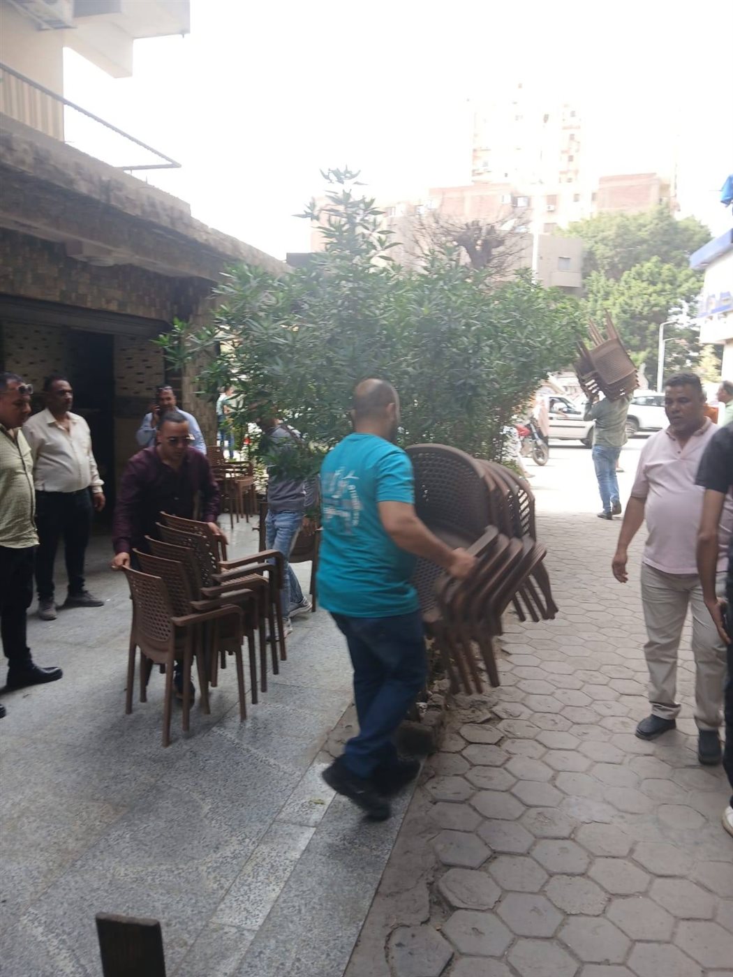 جانب من غلق وتشميع الكافيهات
