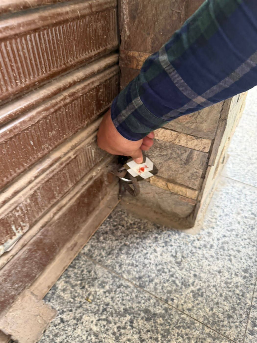 جانب من غلق وتشميع الكافيهات