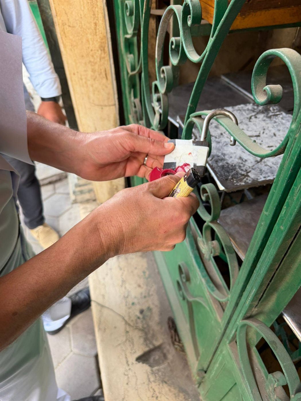 جانب من غلق وتشميع الكافيهات