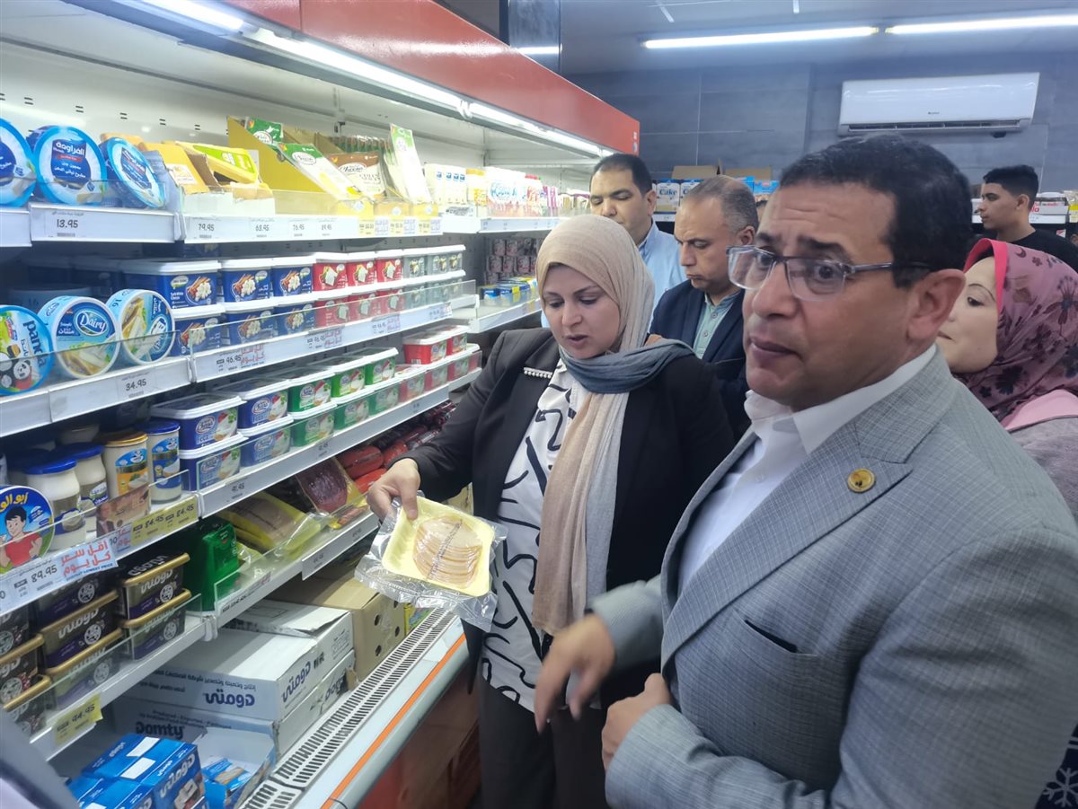 سكرتير عام المساعد يتفقد عدداً من المحال التجارية بأبشواي للتأكد من جودة المعروض من السلع واستقرار الأسعار