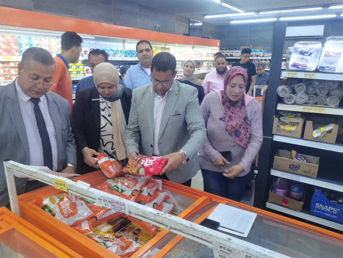 سكرتير عام المساعد يتفقد عدداً من المحال التجارية بأبشواي للتأكد من جودة المعروض من السلع واستقرار الأسعار