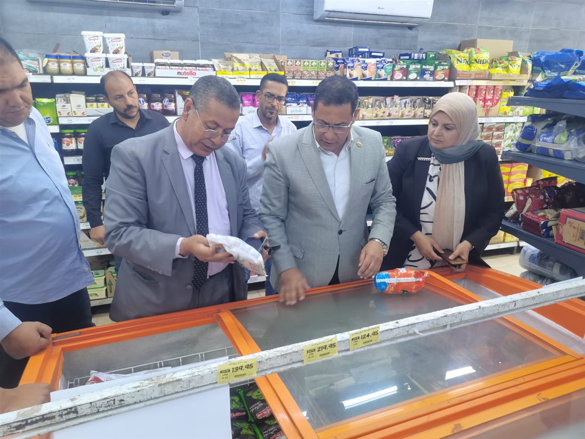 سكرتير عام المساعد يتفقد عدداً من المحال التجارية بأبشواي للتأكد من جودة المعروض من السلع واستقرار الأسعار
