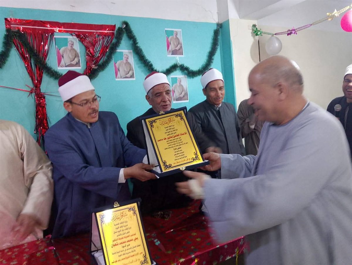 مدير أوقاف الفيوم يكرم الأستاذ عاشور طه محمد لبلوغه سن المعاش