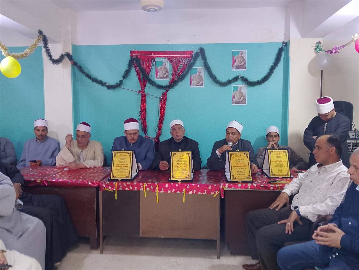 مدير أوقاف الفيوم يكرم الأستاذ عاشور طه محمد لبلوغه سن المعاش
