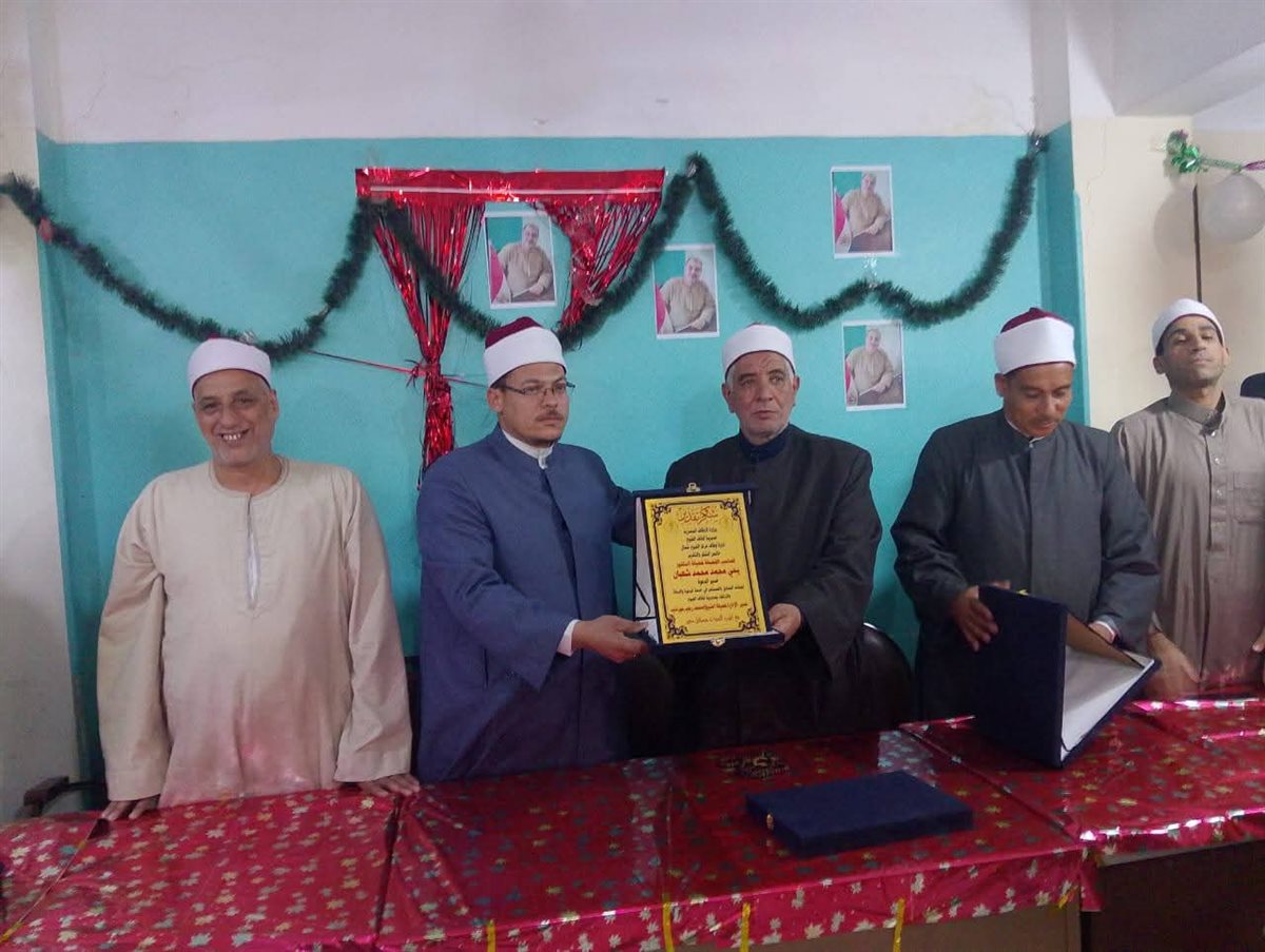 مدير أوقاف الفيوم يكرم الأستاذ عاشور طه محمد لبلوغه سن المعاش